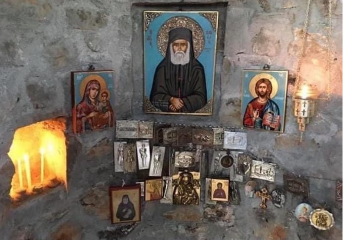 Το ξεχωριστό εκκλησάκι που χτίστηκε μέσα σε δέντρο στην Κόνιτσα 2 1 13 60