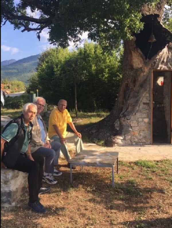 Το ξεχωριστό εκκλησάκι που χτίστηκε μέσα σε δέντρο στην Κόνιτσα 7 1 13 65
