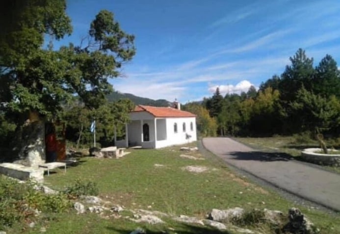 Το ξεχωριστό εκκλησάκι που χτίστηκε μέσα σε δέντρο στην Κόνιτσα 10 1 13 68