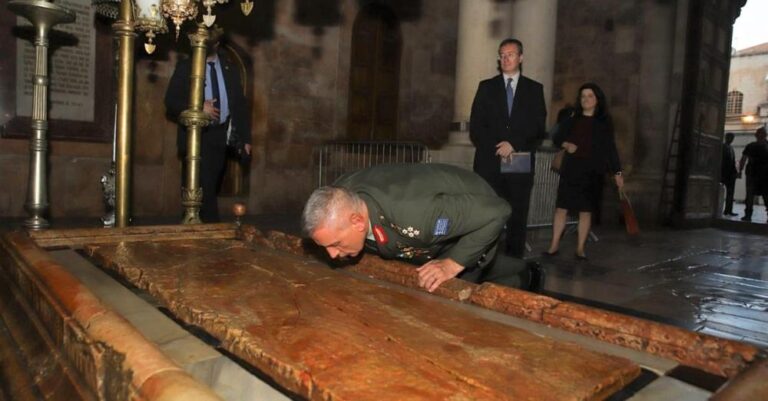Ρίγη στην Ιερουσαλήμ – Ο Αρχηγός ΓΕΕΘΑ προσκυνά τον τάφο του Ιησού