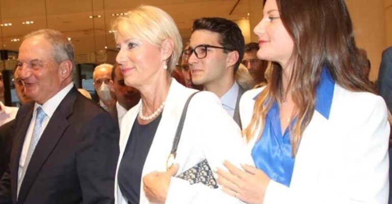 Αλίκη Καραμανλή: Στο πλευρό του πατέρα της μαζί με τον αδελφό της Αλέξανδρο
