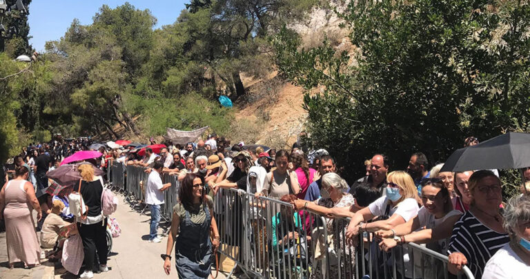 Λυκαβηττός: Πάνω από 30.000 στη χάρη του Αγίου Ιούδα Θαδδαίου – Σταυρώνει ασταμάτητα ο π Δημήτριος