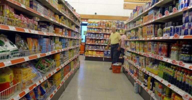 Σήμερα στο ταμείο του σουπερ μαρκετ, πατέρας έβγαζε πράγματα απο τη σακούλα