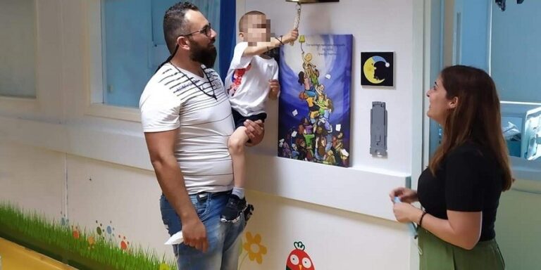 Νικητής στη μάχη με τον καρκίνο ο μικρός Ηρακλής – Χτύπησε το καμπανάκι του θριάμβου