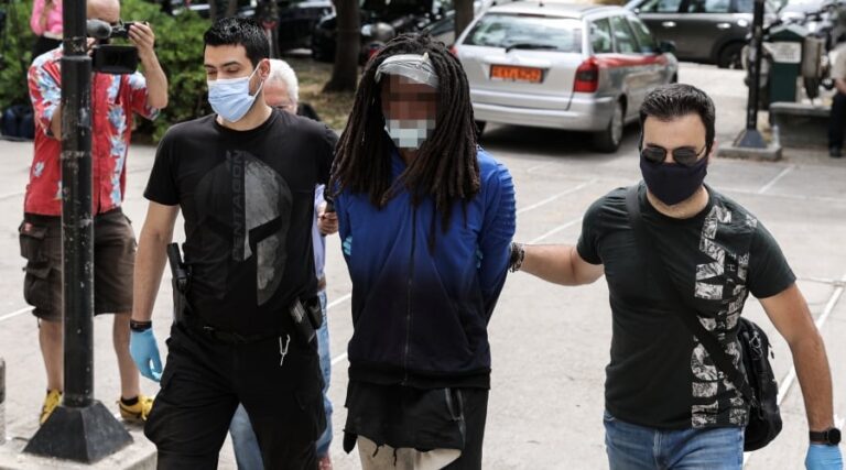 Αυτός είναι ο Βρετανός που προσπάθησε να βάλει φωτιά με κεριά στη Μαλακάσα