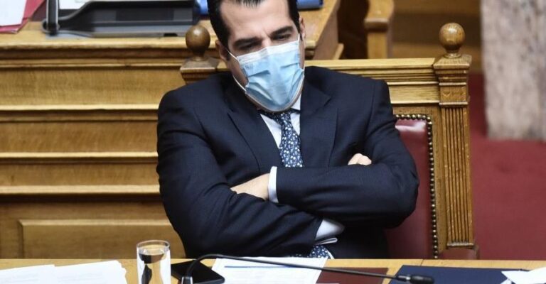 Ανεμβολίαστοι υγειονομικοί και πολίτες έξω από το σπίτι του Πλεύρη: «Στοχοποιείται η οικογένεια μου»