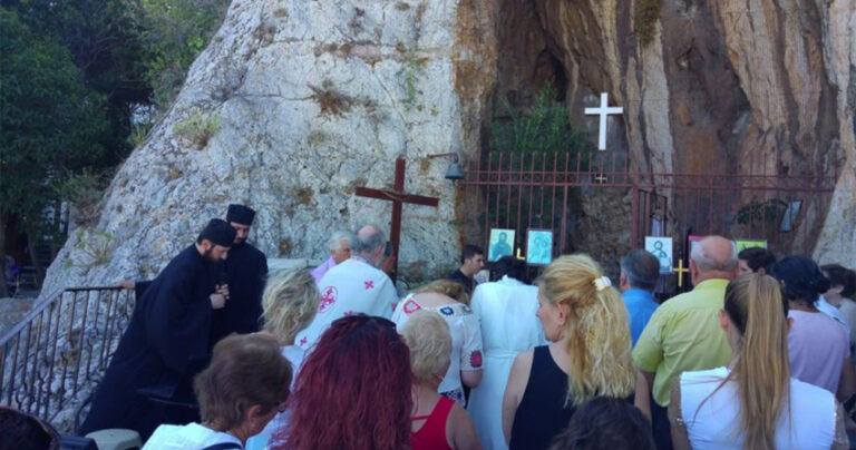 Άγιοι Ισίδωροι Λυκαβηττός: Ο Σταυρός που κάνει θαύματα και γιατρεύει τις ασθένειες σύμφωνα με τους πιστούς