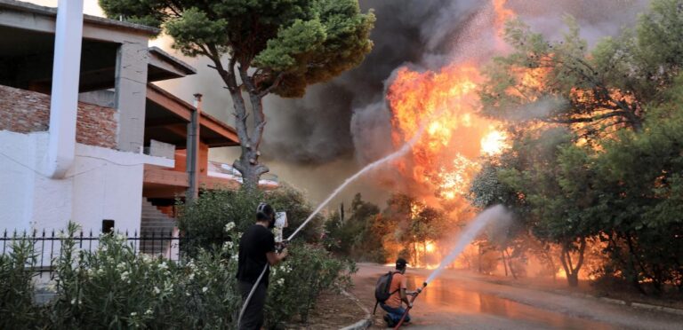 Kαλούνται ως ύποπτοι 107 αξιωματικοί της Πυροσβεστικής για τη φωτιά στη Βαρυμπόμπη