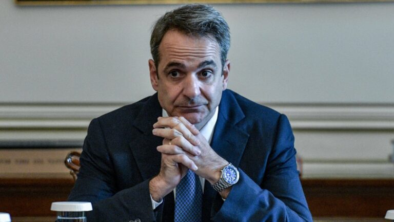 Τσουνάμι κρουσμάτων: Το μέτρο για τους ανεμβολίαστους που επιστρέφει μετά την τεράστια αύξηση κρουσμάτων