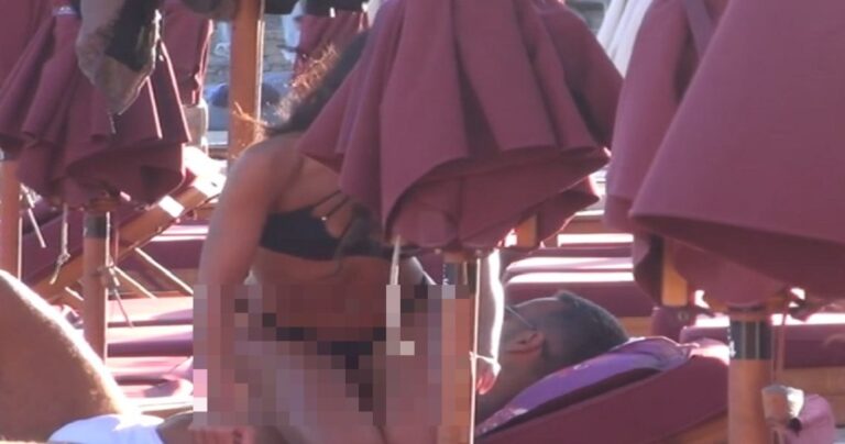 «Ζαλίστηκαν» μέχρι και τα ψάρια με το κορμί της και το αγόρι της έπαιζε με το…κινητό του