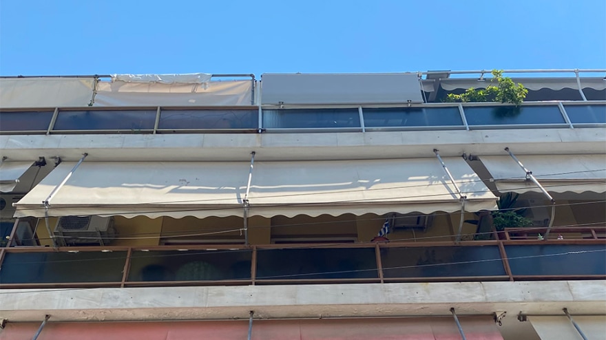 Tραγωδία στο Παγκράτι: 36χρονη μητέρα γλίστρησε, έπεσε από το μπαλκόνι και σκοτώθηκε 2 pagkrati-polykatoikia-1