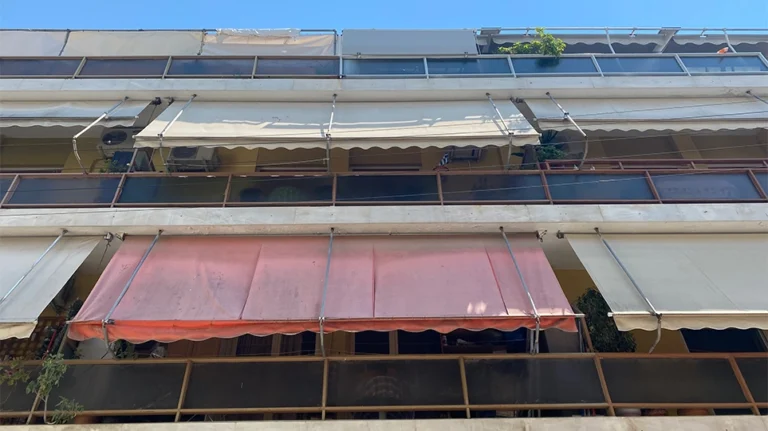 Tραγωδία στο Παγκράτι: 36χρονη μητέρα γλίστρησε, έπεσε από το μπαλκόνι και σκοτώθηκε