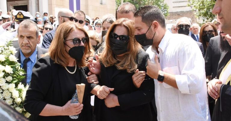 Σπαρακτικός επικήδειος της Μοιραράκη στον σύζυγό της: «Ο πόνος είναι αβάσταχτος, ζήσαμε μια ζωή σαν παραμύθι»