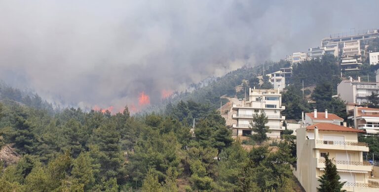 Καίγεται η Βούλα και η Γλυφάδα – Εντολή εκκένωσης κατοικιών – Στις φλόγες σπίτια