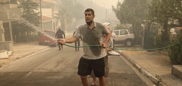 Φωτιά στη Βούλα: Ο Δημήτρης Καζάζης έδωσε τη μάχη με την πυρκαγιά για να σώσει το σπίτι του