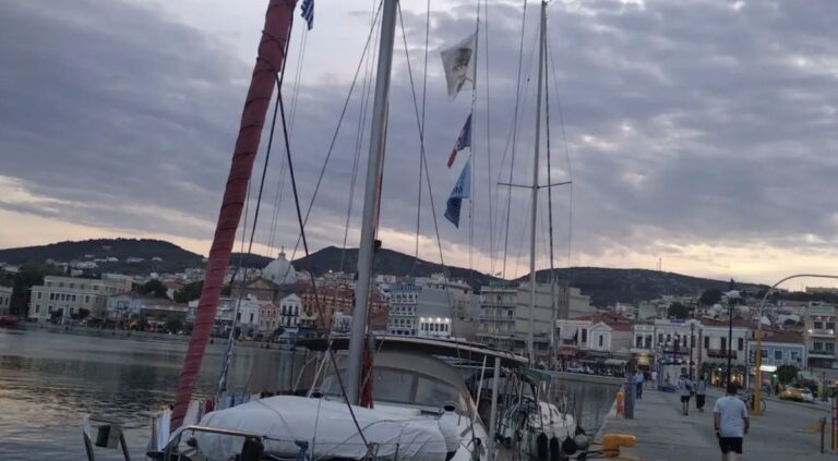 To Λιμενικό Λέσβου επενέβη και ξεκρέμασε σημαία με τον Κεμάλ σε σκάφος