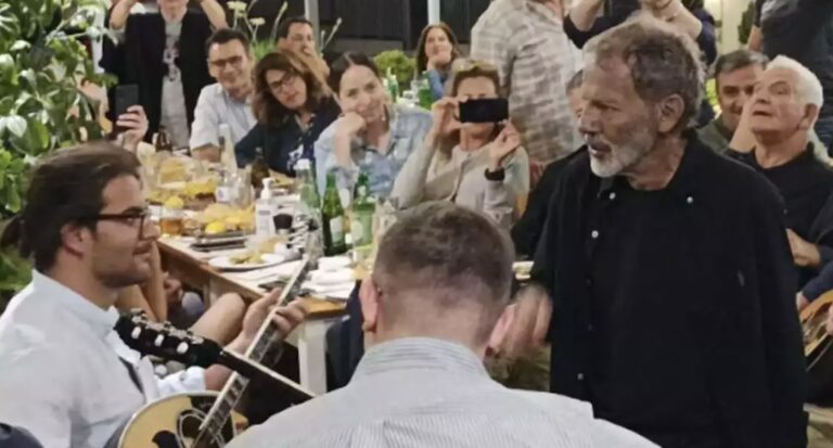 Σταύρος Ξαρχάκος: Σε ταβέρνα στη Σύρο να διευθύνει παιδιά με μπουζούκια