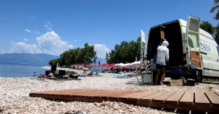 Αίγιο: Η απόλυτη ντροπή – Έβγαλαν ράμπα αναπήρων από παραλία για να βάλουν ξαπλώστρες