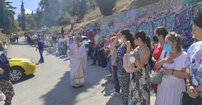 Ακούραστος σταύρωνε όλη μέρα ασταμάτητα ο π. Δημήτριος – Γιορτή Αγίου Ιούδα Θαδδαίου Λυκαβηττός