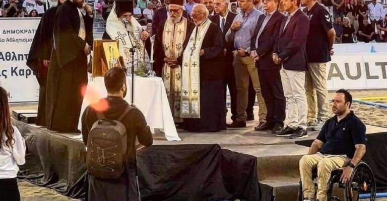 Εικόνα ντροπής σε εγκαίνια στην Κρήτη: Aνέβηκαν οι «επίσημοι» στην εξέδρα κι άφησαν τον παραολυμπιονίκη