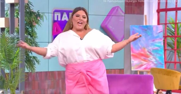 Δανάη Μπάρκα: Επέστρεψε στο πλατό και έδειξε το σώμα της με ροζ μίνι φούστα