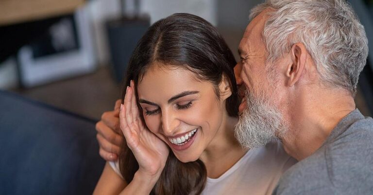 Ο σύντροφός μου είναι 21 χρόνια μεγαλύτερος. Υπάρχει μέλλον μεταξύ μας;