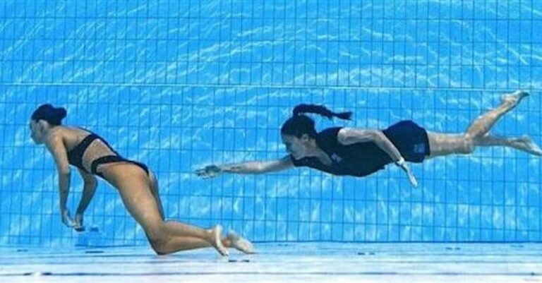 Αθλήτρια λιποθύμησε στην πισίνα, την έσωσε η προπονήτριά της