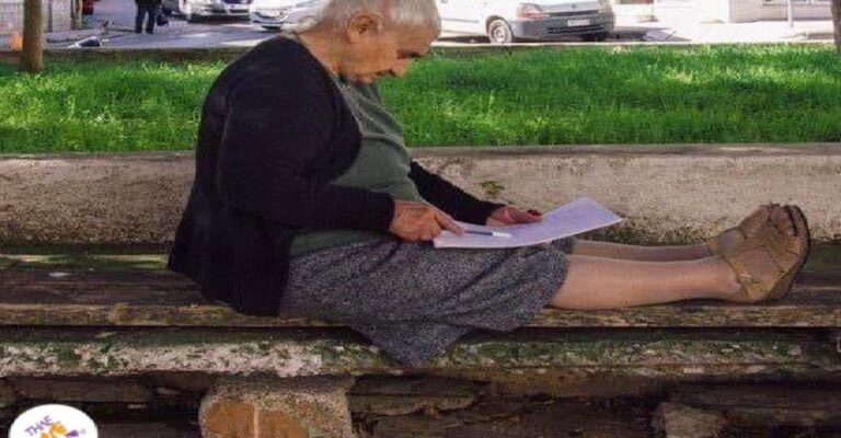 Η 88χρονη Σουλτάνα Γκέσου πήρε πτυχίο Βοηθού Νοσηλευτή το 2021 και εκπλήρωσε το όνειρό της