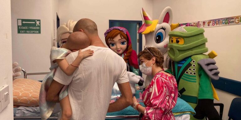 Συγκινητικές στιγμές στα γενέθλια της μικρής Εβελίνας που δίνει μάχη με επιθετικό καρκίνο