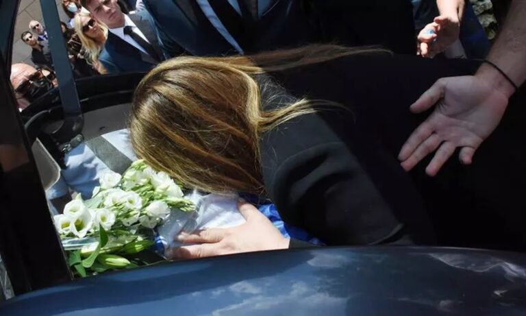 Κατέρρευσε στην κηδεία του άντρα της η Δέσποινα Μοιραράκη – «Αντρούλη μου»