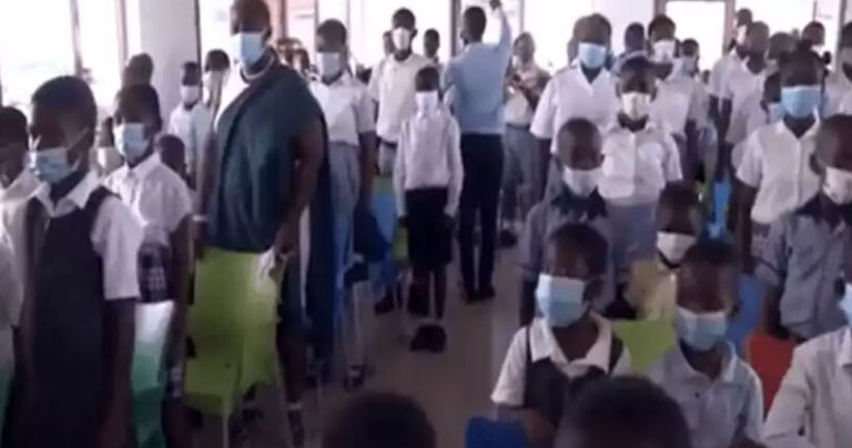 Δεκάδες μαθητές στην Γκάνα μαθαίνουν ελληνικά και ακούνε με σεβασμό τον εθνικό μας ύμνο – Συγκινητικό βίντεο