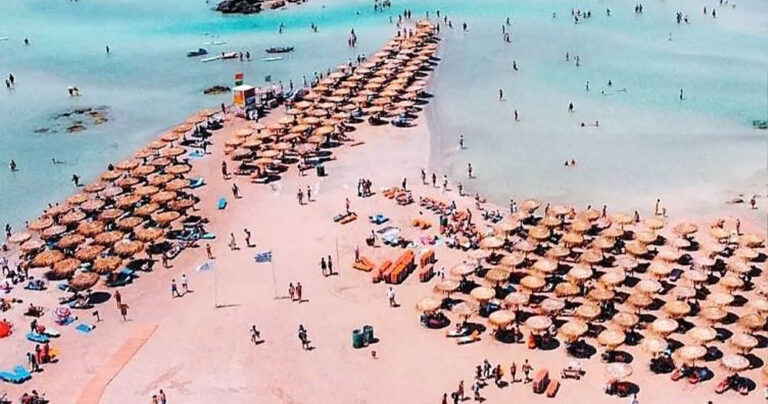 Δεν πέφτει καρφίτσα: Το Ελαφονήσι «πνίγηκε» στις ξαπλώστρες – Η απάντηση του δημάρχου