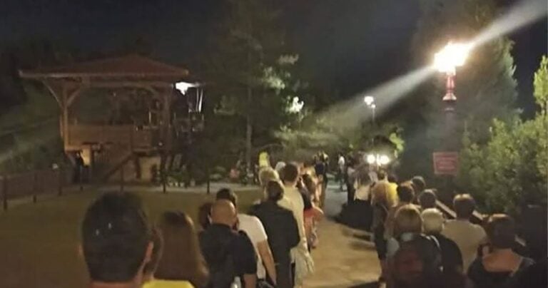 Άγιος Παΐσιος: Σουρωτή 4:00 τα ξημερώματα, ευλαβικά χιλιάδες πιστοί στην ουρά για να προσκυνήσουν τον τάφο του