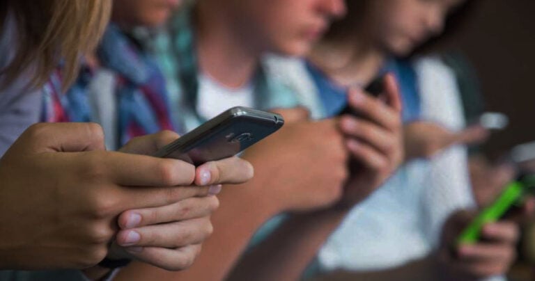 Γιατί δεν πρέπει να «ανεβάζουμε» φωτογραφίες των παιδιών στο διαδίκτυο – Οι 6 σοβαροί λόγοι