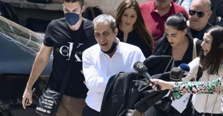 Εκνευρισμένος ο Αδαμαντίδης στην Ευελπίδων: Αγκωνιά και «πηγαίντε σπίτι, άντε»