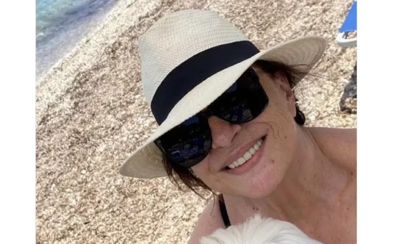 Χάρις Αλεξίου: Ποζάρει χαμογελαστή στην παραλία- Οι διακοπές της στη Μυτιλήνη