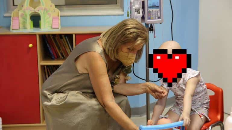 H Kαρμεν Ρουγγέρη βρέθηκε στο πλευρό παιδιών που νοσηλεύονται με καρκίνο