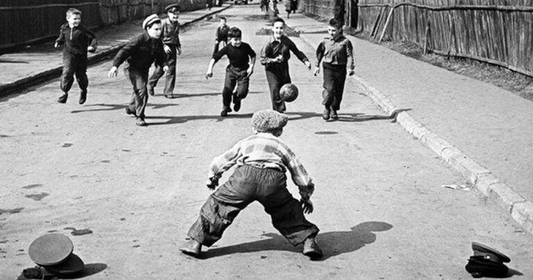 Μεγάλωσες με 3 κανάλια μόνο που σταματούσαν το βράδυ; Έπαιζες πάντα έξω και σε φώναζε η μάνα σου να φας από το μπαλκόνι; Νοίκιαζες βιντεοκασέτες με παιδικά; Αγόραζες τυρόπιτα με 40 δρχ;