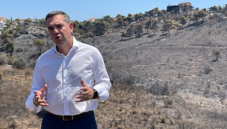 Σε Ντράφι και Παλλήνη ο Τσίπρας: «Θριαμβολογεί σε καμένη γη ο Μητσοτάκης»