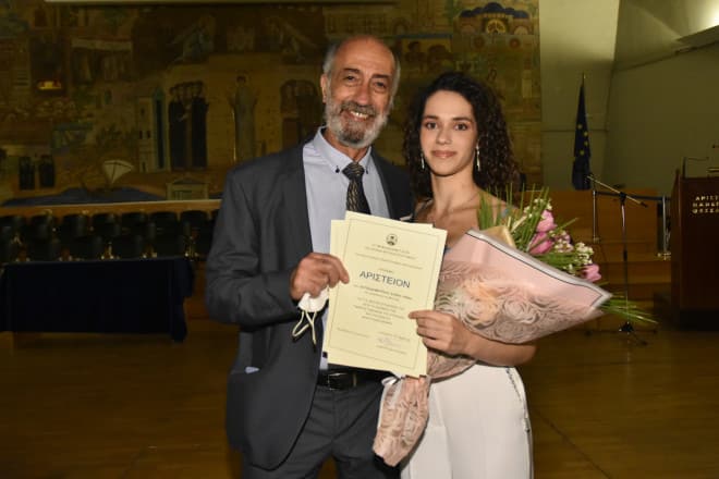 Ελίνα Χατζηδημητρίου: Η πρώτη που αποφοίτησε με 10 από τη Σχολή Θετικών Επιστημών αποκαλύπτει το μυστικό της επιτυχίας!