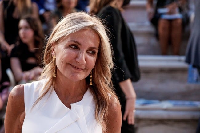 Σαν αρχαία θέα: «Μαρέβα, η πιο κομψή Ελληνίδα» με λευκή φορεσιά και πλεκτά σανδάλια αποθεώθηκε για το στιλ της 7 7d84da283f6c482f9700a6ae803adc2c 1