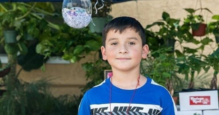 Άστεγος 8χρονος άρχισε τη δική του δουλειά και βρήκε ένα σπίτι στη μαμά και την αδερφή του