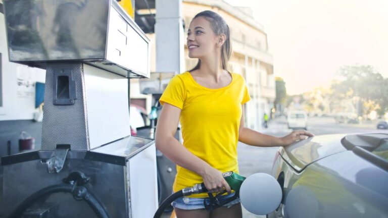 Βενζίνη: Γιατί δεν πρέπει να βάζουμε 10 και 20 ευρώ βενζίνη;