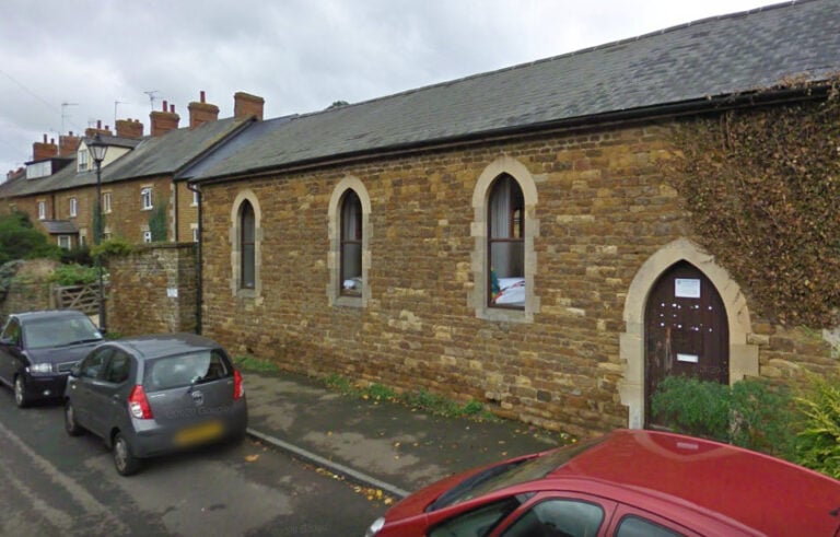 Αγγλία: Εφημέριος φορούσε μόνο γυναικεία καλσόν και βρισκόταν ερωτικά με μια ηλεκτρική σκούπα