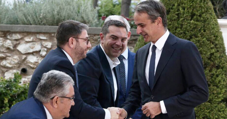 Η Ελλάδα σε μια φωτογραφία: Οι πολιτικοί αρχηγοί χασκογελούν ενώ η Ελλάδα καίγεται