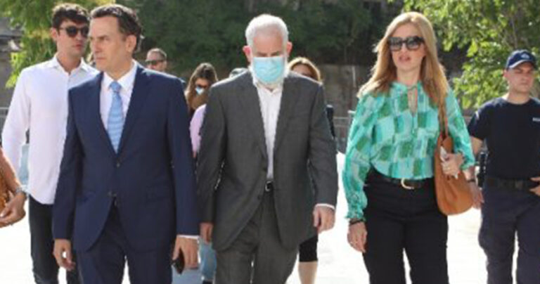 Πέτρος Φιλιππίδης: Ελάχιστοι παρατήρησαν τι έκανε σε όλες τις φωτογραφίες χωρίς τις χειροπέδες