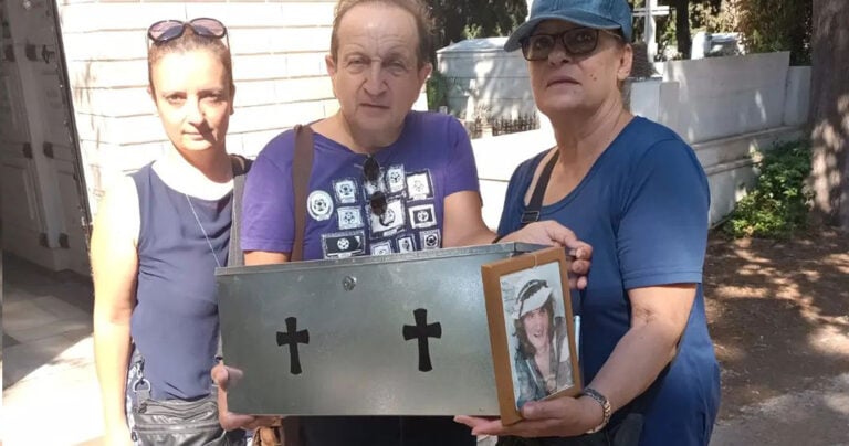 Στάθης Ψάλτης: Η πρώην σύζυγός του με τη κόρη τους μετέφεραν τα οστά του