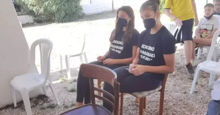 Φωτιά στο Μάτι – Με μαύρες μπλούζες στο μνημόσυνο για τους 102 νεκρούς