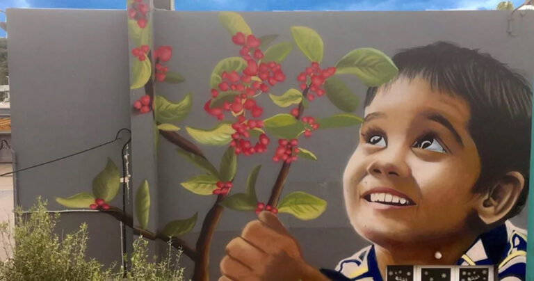 Το συγκινητικό γκράφιτι για τους 102 νεκρούς από τη φωτιά στο Μάτι