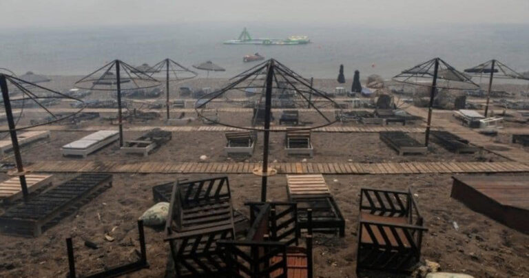 Συγκλονίζουν οι φωτογραφίες με την καμένη παραλία στα Βατερά Λέσβου